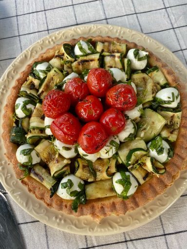 Herzhafte Tarte mit Zucchini, Tomaten, Mozzarella und Kräutern.