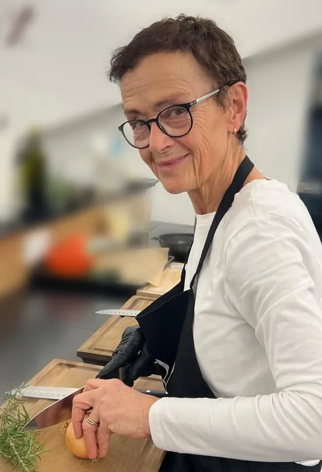 Silvia Haupt – Köchin aus Leidenschaft Silvia Haupt, Chefin und Köchin von KochVergnügen, bereitet in der Küche frische Zutaten vor.