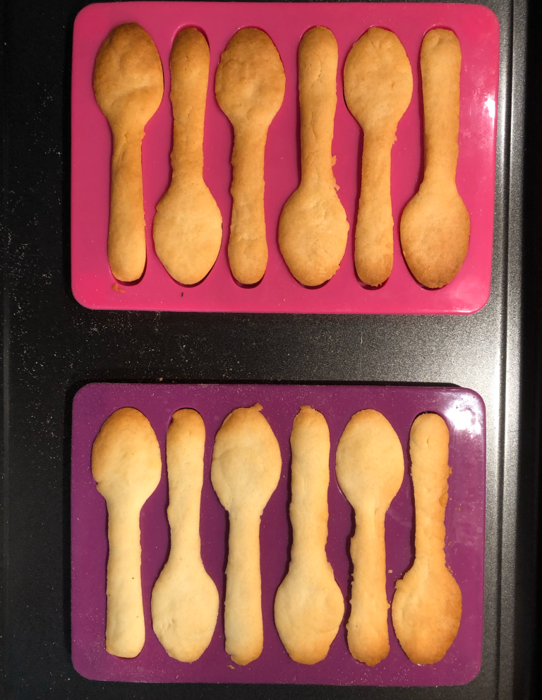 Herzhafte Cracker in Löffelform Goldbraun gebackene Cracker in Löffelform liegen auf roten Backmatten.